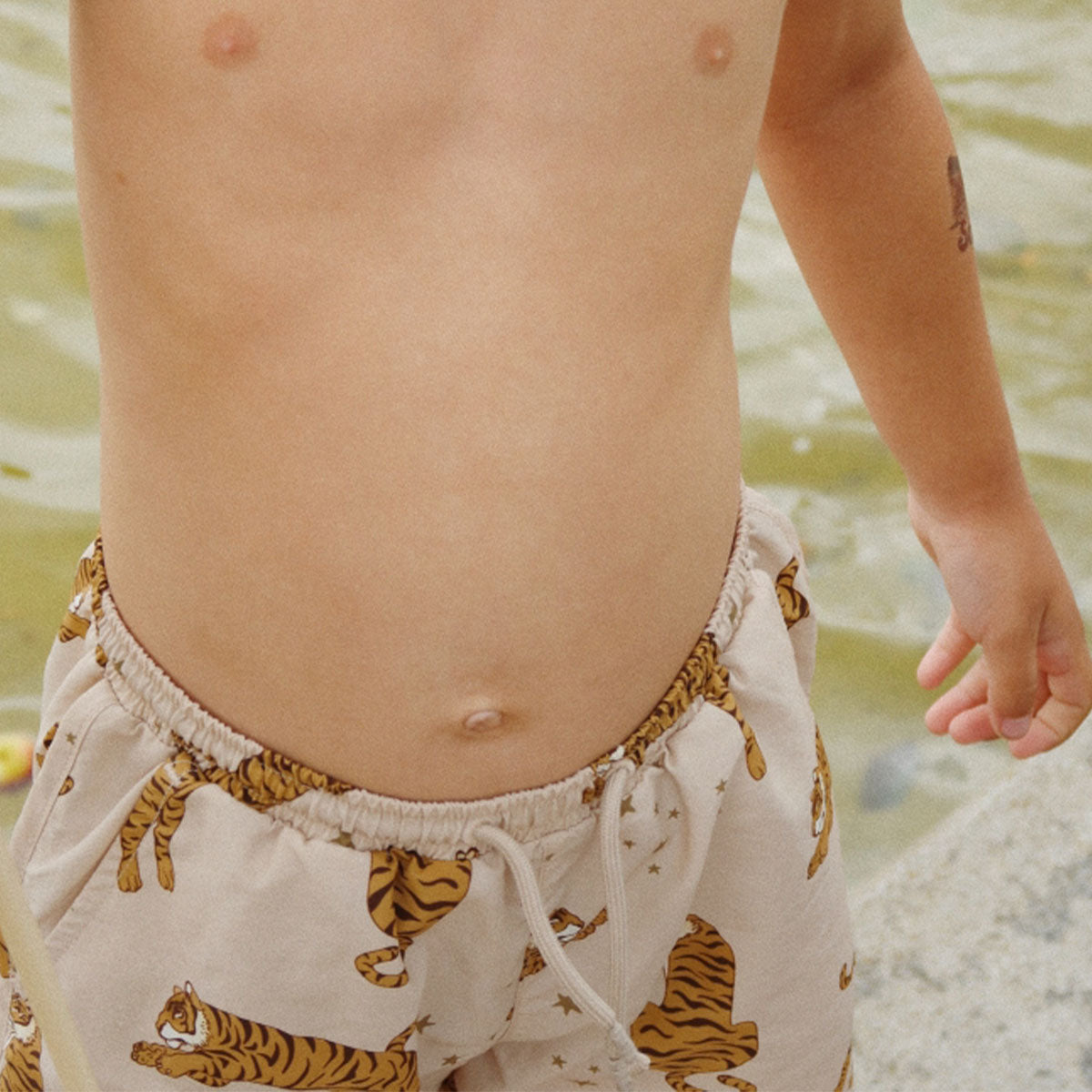 Je zoontje is helemaal klaar voor de zomer met deze leuke Konges Slojd asnou zwembroek tiger. De fijne zwembroek zit heerlijk, heeft handige touwtjes om hem helemaal passend te maken om het lichaam van je kindje én ziet er superleuk uit! VanZus