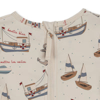 Bescherm je kindje tegen de zon met deze handige Konges Slojd aster onesie sail away. De onesie is ideaal voor op vakantie, een dagje strand of wanneer jullie naar het zwembad gaan. De onesie beschermd je kindje tegen de schadelijke UV stralen van de zon. VanZus