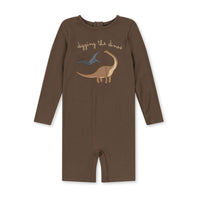 Bescherm je kindje tegen de zon met deze handige Konges Slojd aster onesie dino. De onesie is ideaal voor op vakantie, een dagje strand of wanneer jullie naar het zwembad gaan. De onesie beschermd je kindje tegen de schadelijke UV stralen van de zon. VanZus