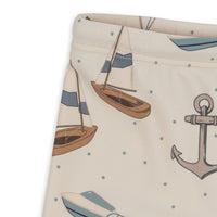 Je zoontje is helemaal klaar voor de zomer met deze leuke Konges Slojd aster zwembroek sail away. De fijne zwembroek zit heerlijk, heeft handige touwtjes om hem helemaal passend te maken om het lichaam van je kindje én ziet er superleuk uit! VanZus