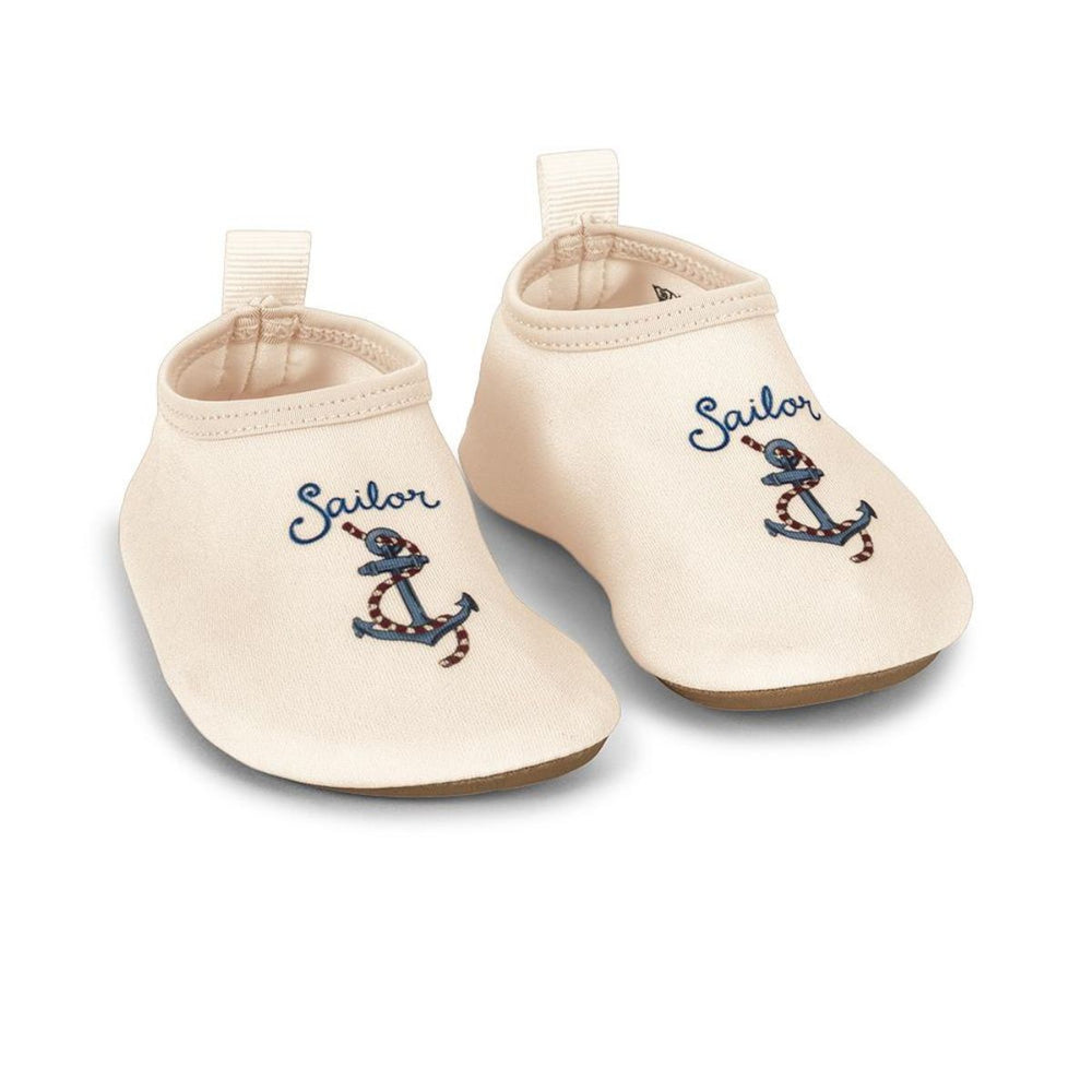 De aster zwemschoenen in de variant rock my boat van het Deense merk Konges Slojd zijn een must-have voor avontuurlijke kinderen. Deze comfortabele neopreen schoenen bieden uitstekende grip dankzij de slipstop-zool, waardoor ze perfect zijn voor rotsachtige stranden of glibberige zwembaden. VanZus