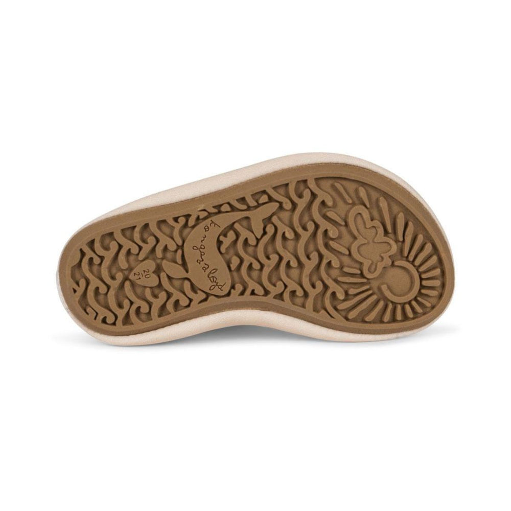 De aster zwemschoenen in de variant rock my boat van het Deense merk Konges Slojd zijn een must-have voor avontuurlijke kinderen. Deze comfortabele neopreen schoenen bieden uitstekende grip dankzij de slipstop-zool, waardoor ze perfect zijn voor rotsachtige stranden of glibberige zwembaden. VanZus