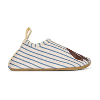 Wanneer je een dagje strand op de planning hebt staan, zijn waterschoentjes voor je kleintje wel zo fijn. Deze Konges Slojd aster zwemschoenen stripe bluie zijn ideaal voor wanneer jullie naar het strand of op vakantie gaan. VanZus