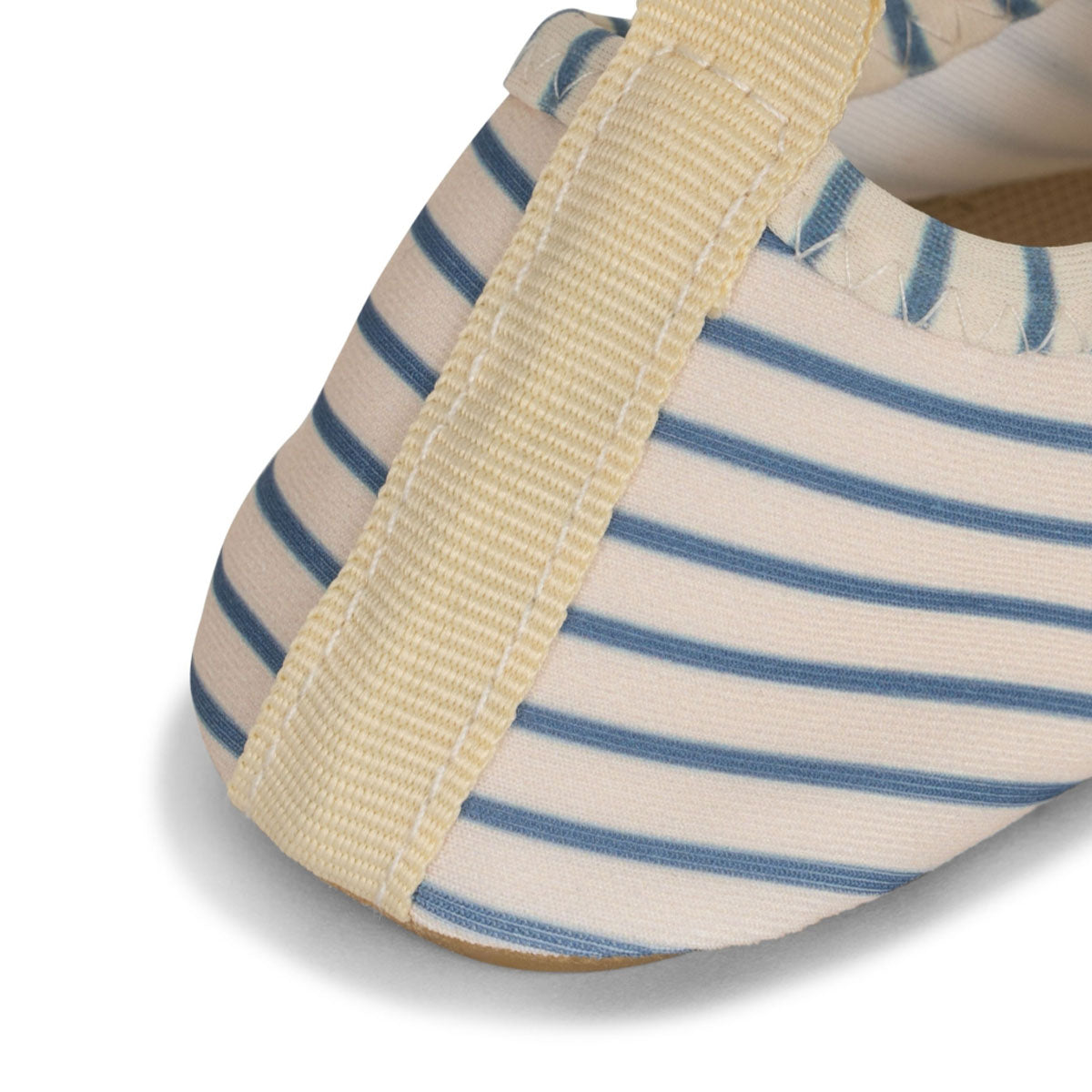 Wanneer je een dagje strand op de planning hebt staan, zijn waterschoentjes voor je kleintje wel zo fijn. Deze Konges Slojd aster zwemschoenen stripe bluie zijn ideaal voor wanneer jullie naar het strand of op vakantie gaan. VanZus