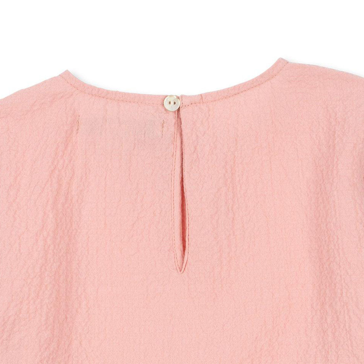 Zowel jij als je dochter zullen absoluut verliefd worden op deze mooie ava blouse in de kleur mellow rose van het merk Konges Slojd. Deze prachtige roze blouse is het perfecte item voor meiden die houden van romantiek en flair. VanZus