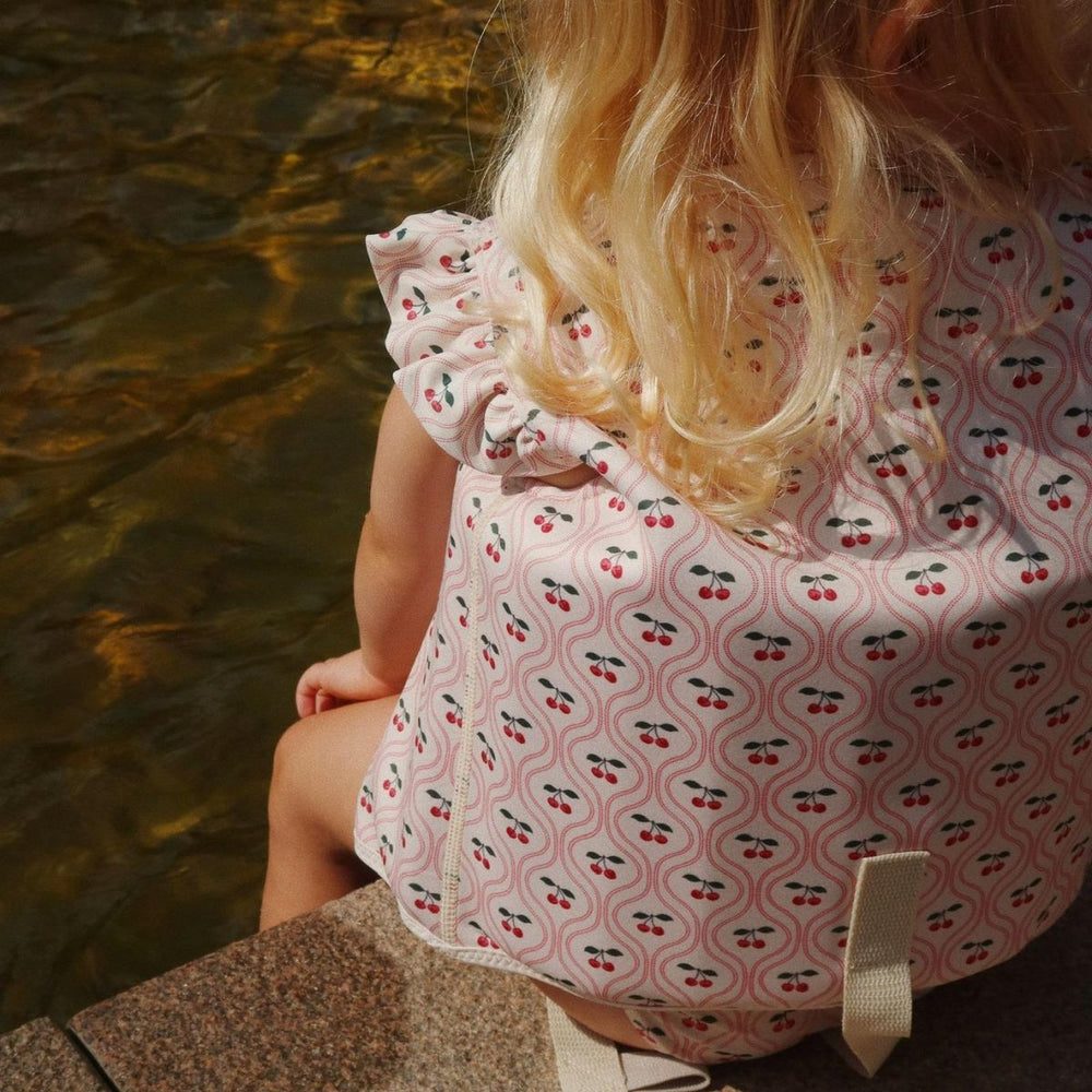 Het Konges Slojd Avery zwemvest in de vrolijke variant cherry pink motif is een must-have voor elke jonge waterrat! Dit zwemvestje, geschikt voor kinderen van 1 tot 6 jaar, is gemaakt van 80% neopreen en 20% polyester, wat zorgt voor een zachte en comfortabele pasvorm. VanZus