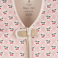 Het Konges Slojd Avery zwemvest in de vrolijke variant cherry pink motif is een must-have voor elke jonge waterrat! Dit zwemvestje, geschikt voor kinderen van 1 tot 6 jaar, is gemaakt van 80% neopreen en 20% polyester, wat zorgt voor een zachte en comfortabele pasvorm. VanZus