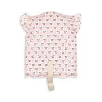 Het Konges Slojd Avery zwemvest in de vrolijke variant cherry pink motif is een must-have voor elke jonge waterrat! Dit zwemvestje, geschikt voor kinderen van 1 tot 6 jaar, is gemaakt van 80% neopreen en 20% polyester, wat zorgt voor een zachte en comfortabele pasvorm. VanZus