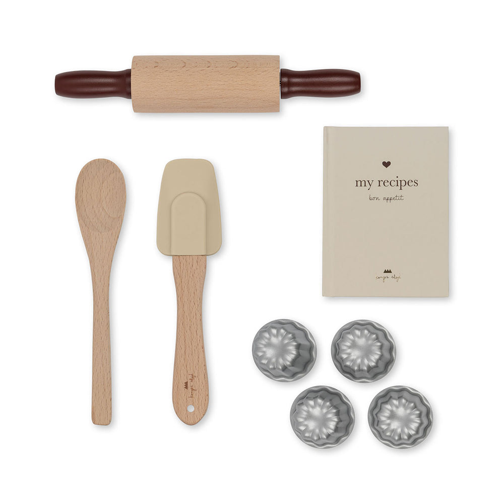 Is jouw kindje gek op het samen bakken en koken? Dan is deze bakset madeleine petite cousine van Konges Slojd ideaal! Deze leuke set bevat alle benodigdheden om de lekkerste baksels in de keuken te kunnen maken. VanZus