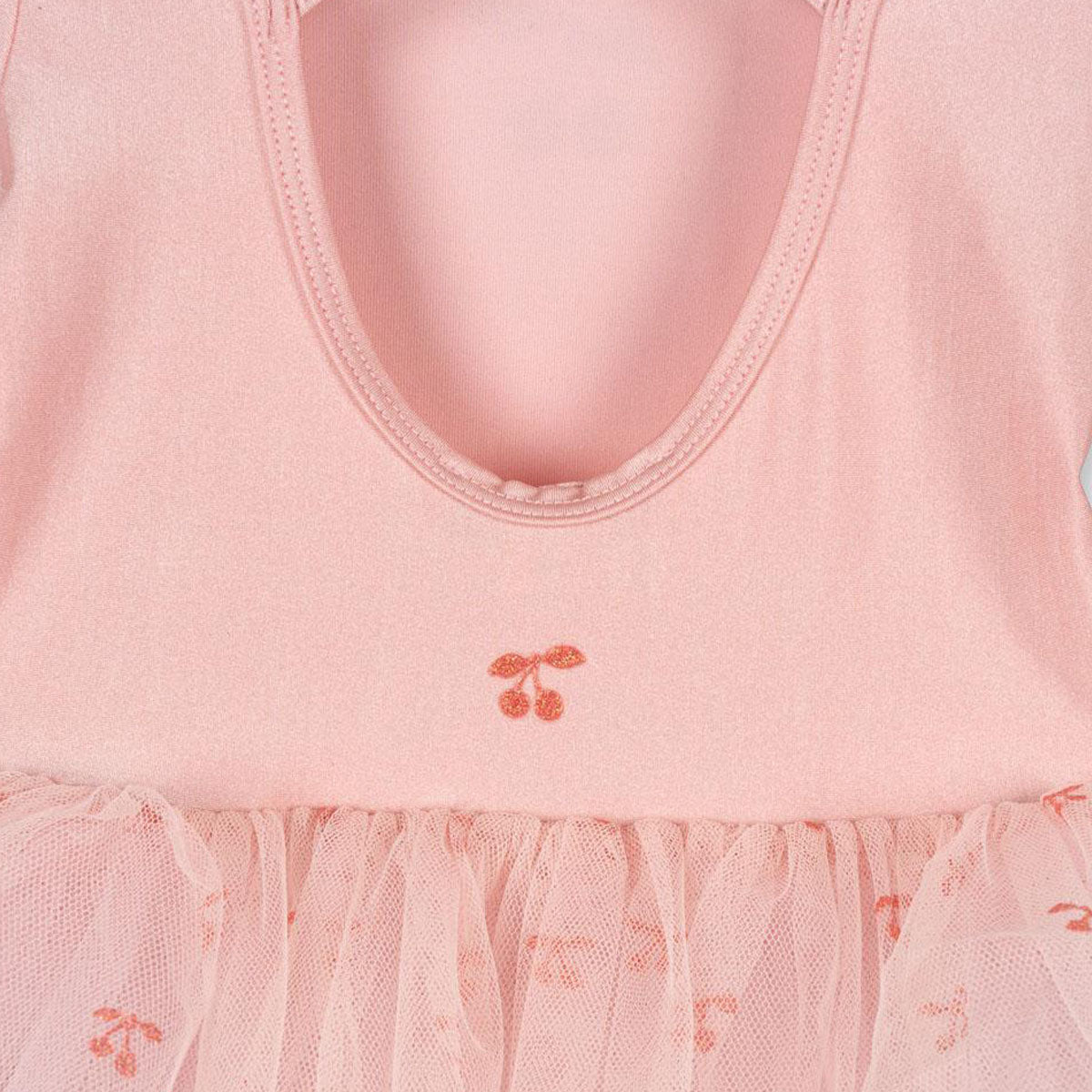 Deze schattige ballerinajurk in de kleur peach skin van Konges Slojd is de ideale jurk voor ballerina's in de dop! Deze mega schattige jurk ziet er enorm schattig uit en zal zeker weten een favoriet kledingitem worden van je kleintje! VanZus