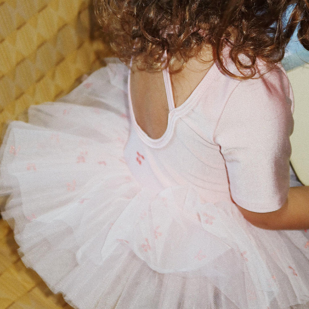 Deze schattige ballerinajurk in de kleur peach skin van Konges Slojd is de ideale jurk voor ballerina's in de dop! Deze mega schattige jurk ziet er enorm schattig uit en zal zeker weten een favoriet kledingitem worden van je kleintje! VanZus