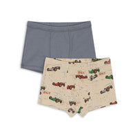 Ondergoed hoeft niet saai te zijn! En dat geldt zeker voor dit basic 2-pack jongens boxers in de kleuren tradewinds/grand prix van het vrolijke merk Konges Slojd. Deze boxers zitten heel comfortabel en zien er ook nog eens leuk uit! VanZus