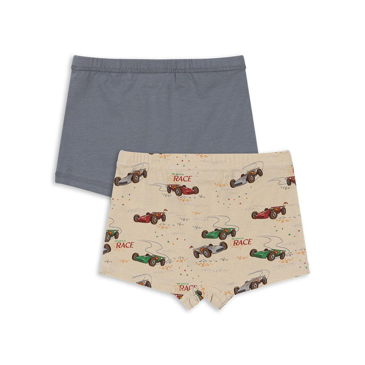 Ondergoed hoeft niet saai te zijn! En dat geldt zeker voor dit basic 2-pack jongens boxers in de kleuren tradewinds/grand prix van het vrolijke merk Konges Slojd. Deze boxers zitten heel comfortabel en zien er ook nog eens leuk uit! VanZus