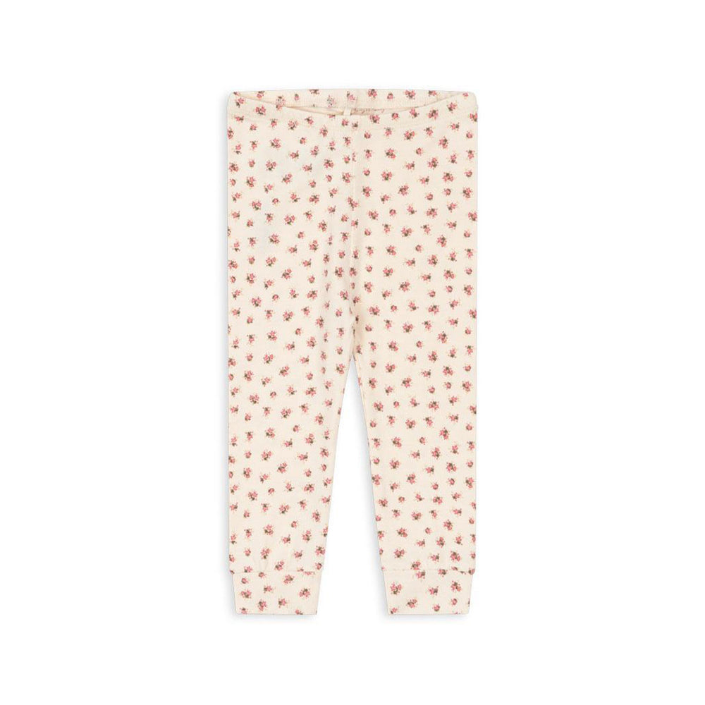 Een basic broek is is altijd fijn om in de kast te hebben hangen. Ideaal om leuke outfits mee te maken, maar ook heerlijk voor thuis om lekker in te relaxen. Deze basic broek in de kleur bloomie van het merk Konges Slojd dan ook ideaal! VanZus