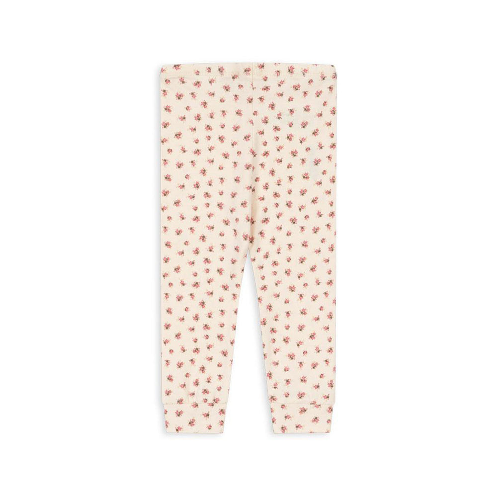 Een basic broek is is altijd fijn om in de kast te hebben hangen. Ideaal om leuke outfits mee te maken, maar ook heerlijk voor thuis om lekker in te relaxen. Deze basic broek in de kleur bloomie van het merk Konges Slojd dan ook ideaal! VanZus