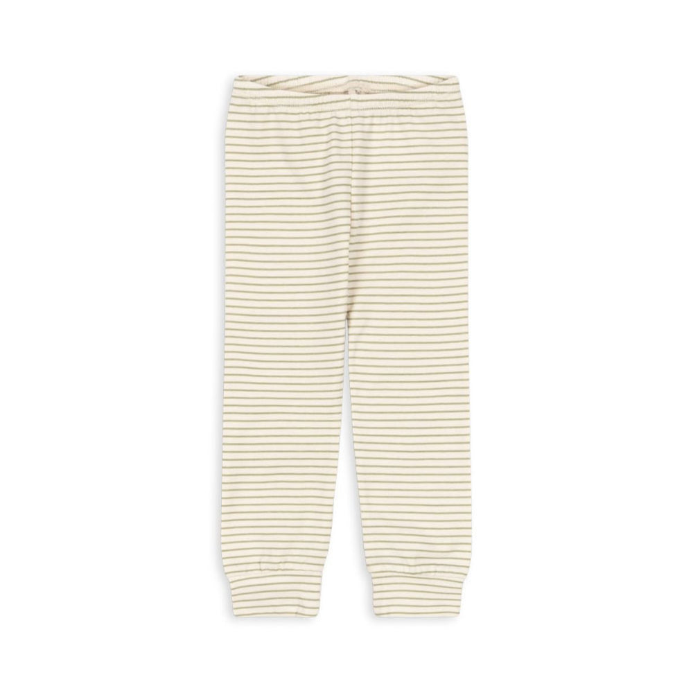 De basic broek tea stripe van het merk Konges Slojd is perfect voor elke gelegenheid. Comfortabel en stijlvol, gemaakt van biologisch katoen in neutrale zandkleur. In de maten 50 t/m 98. VanZus