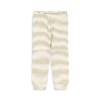 De basic broek tea stripe van het merk Konges Slojd is perfect voor elke gelegenheid. Comfortabel en stijlvol, gemaakt van biologisch katoen in neutrale zandkleur. In de maten 50 t/m 98. VanZus