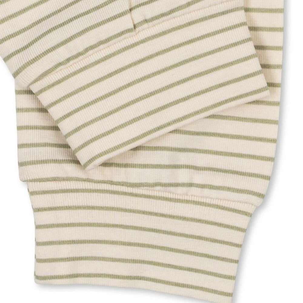 De basic broek tea stripe van het merk Konges Slojd is perfect voor elke gelegenheid. Comfortabel en stijlvol, gemaakt van biologisch katoen in neutrale zandkleur. In de maten 50 t/m 98. VanZus