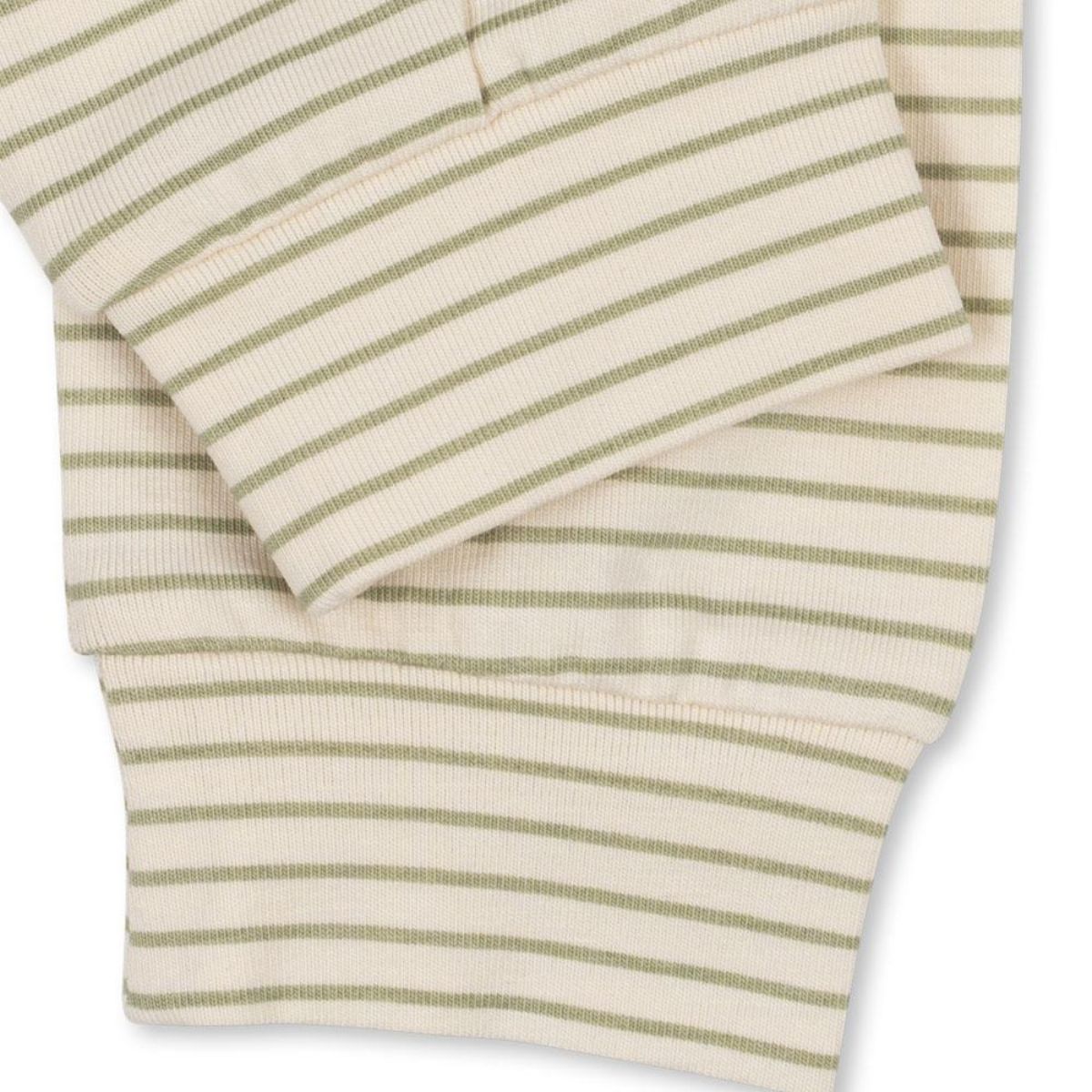 De basic broek tea stripe van het merk Konges Slojd is perfect voor elke gelegenheid. Comfortabel en stijlvol, gemaakt van biologisch katoen in neutrale zandkleur. In de maten 50 t/m 98. VanZus