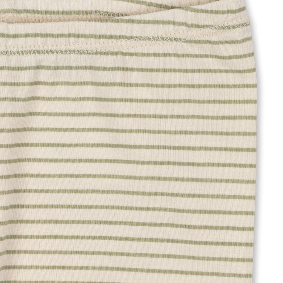 De basic broek tea stripe van het merk Konges Slojd is perfect voor elke gelegenheid. Comfortabel en stijlvol, gemaakt van biologisch katoen in neutrale zandkleur. In de maten 50 t/m 98. VanZus