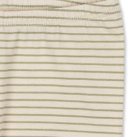 De basic broek tea stripe van het merk Konges Slojd is perfect voor elke gelegenheid. Comfortabel en stijlvol, gemaakt van biologisch katoen in neutrale zandkleur. In de maten 50 t/m 98. VanZus