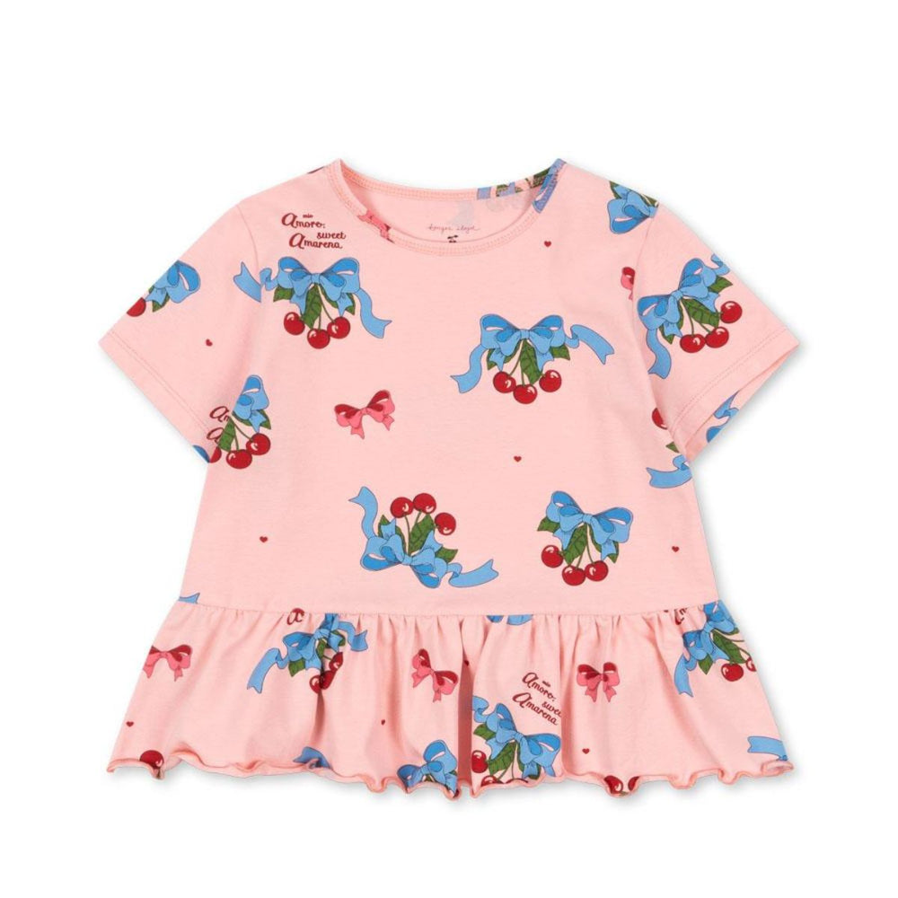 Hoe lief is dit basic frill t-shirt in de variant amarena van het merk Konges Slojd?! Dit mooie t-shirt is net een beetje anders dan anders en maakt van elke outfit een eyecatcher! Het t-shirt is voorzien van een schattige amarena print en heeft een leuk ruchesdetail aan de onderkant. VanZus