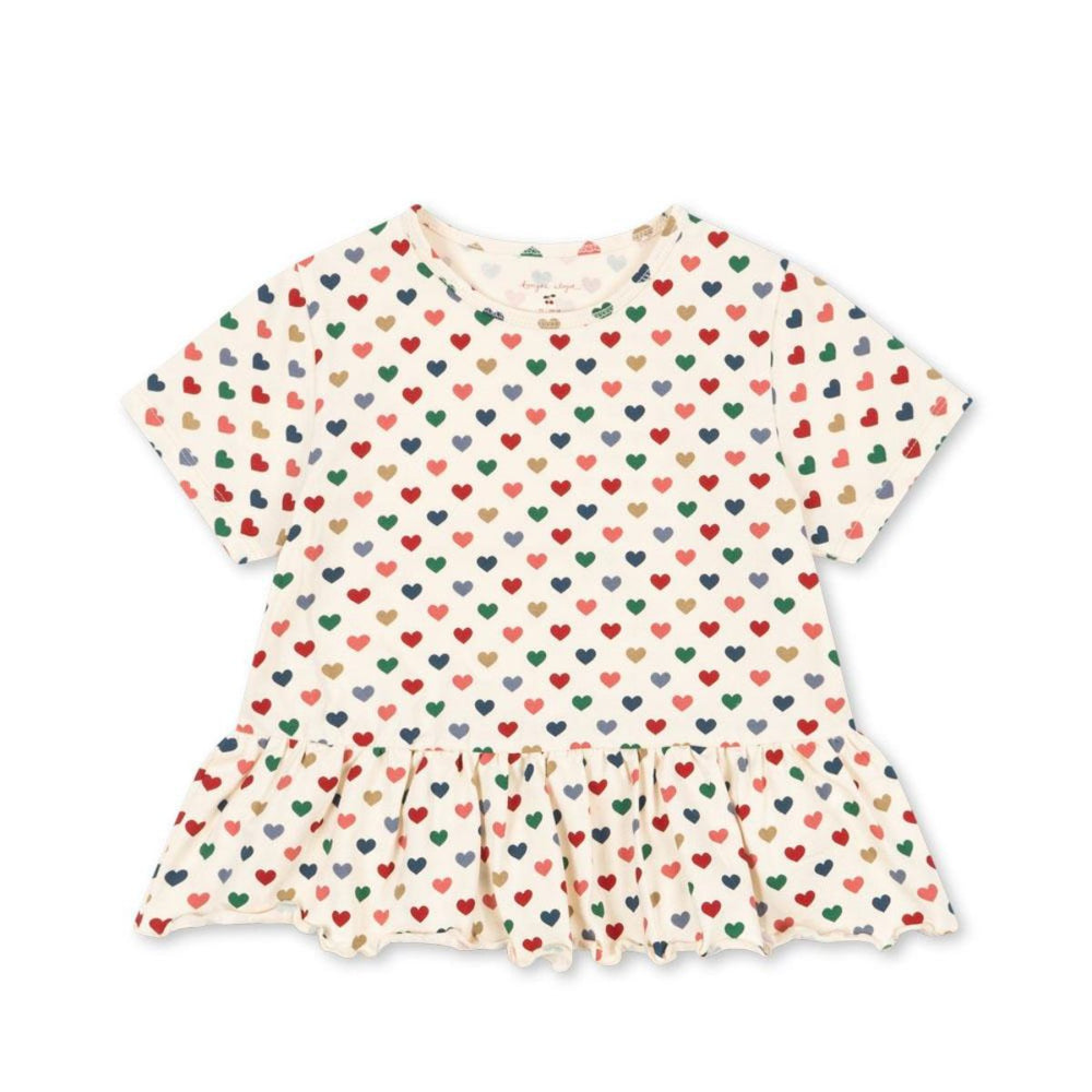 Hoe lief is dit basic frill t-shirt in de variant coeur coloré van het merk Konges Slojd?! Dit mooie t-shirt is net een beetje anders dan anders en maakt van elke outfit een eyecatcher! Het t-shirt is voorzien van een schattige coeur coloré print en heeft een leuk ruchesdetail aan de onderkant. VanZus
