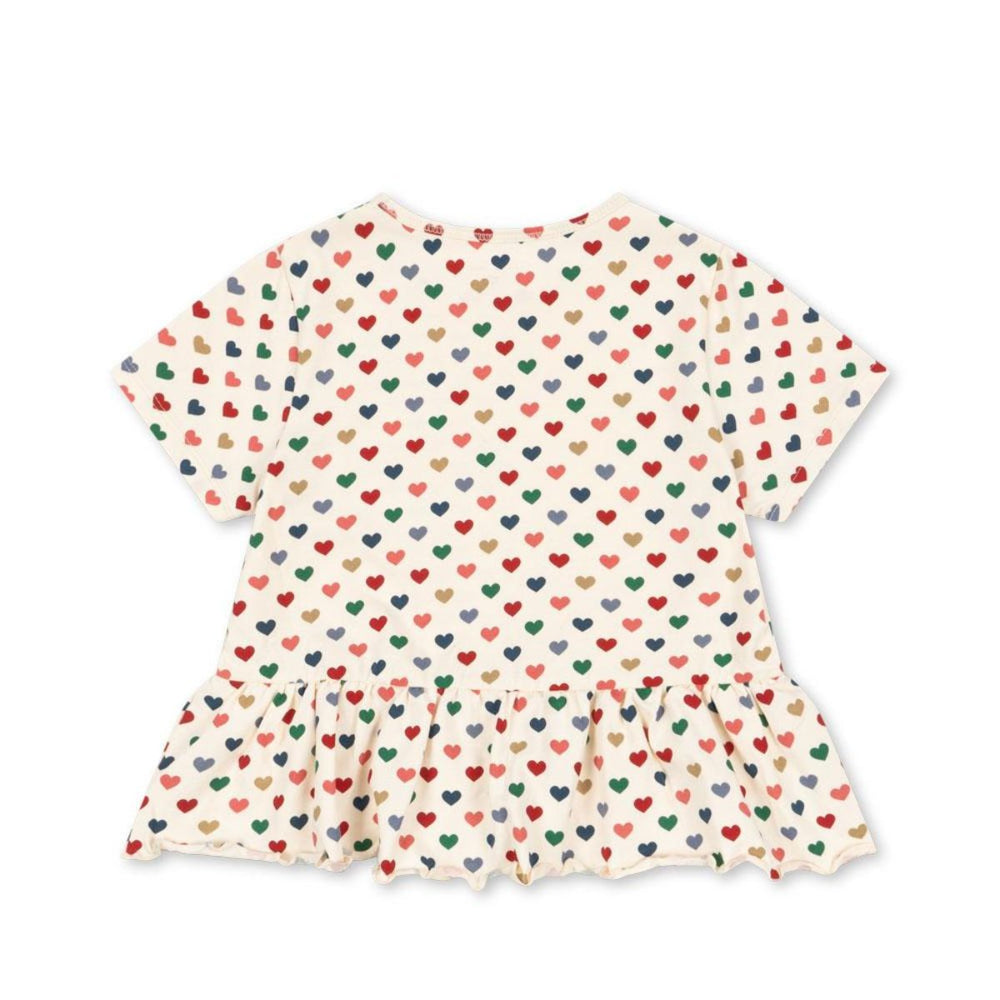 Hoe lief is dit basic frill t-shirt in de variant coeur coloré van het merk Konges Slojd?! Dit mooie t-shirt is net een beetje anders dan anders en maakt van elke outfit een eyecatcher! Het t-shirt is voorzien van een schattige coeur coloré print en heeft een leuk ruchesdetail aan de onderkant. VanZus