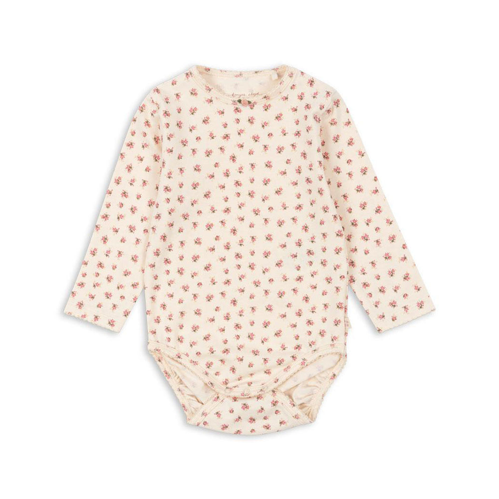 Hoe schattig is dit basic lange mouwen rompertje in de kleur bloomie van het merk Konges Slojd? Deze onesie is de ideale basic en kan met allerlei items gecombineerd worden, zoals bijvoorbeeld met een lekker vestje. VanZus