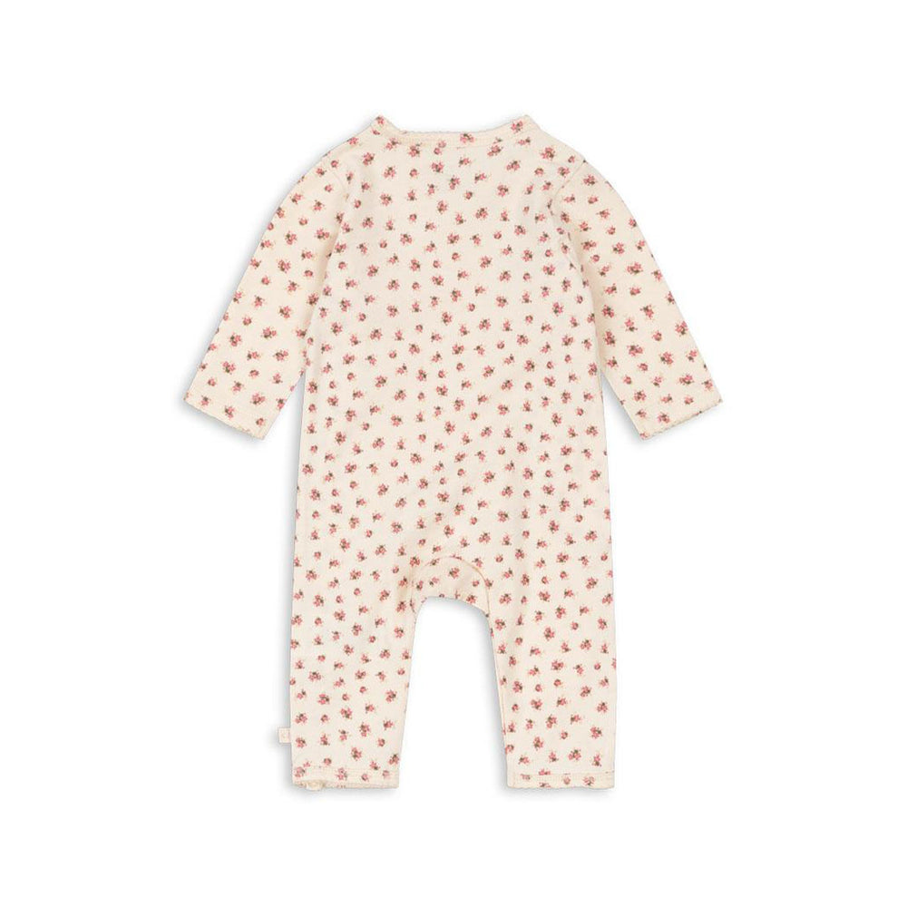 Hoe schattig is deze basic newborn onesie in de kleur bloomie van het merk Konges Slojd? Deze onesie is de ideale basic en kan met allerlei items gecombineerd worden, zoals bijvoorbeeld met een lekker vestje. Maar hij is natuurlijk ook heel leuk op zichzelf, dankzij de schattige print. VanZus