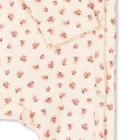 Hoe schattig is deze basic newborn onesie in de kleur bloomie van het merk Konges Slojd? Deze onesie is de ideale basic en kan met allerlei items gecombineerd worden, zoals bijvoorbeeld met een lekker vestje. Maar hij is natuurlijk ook heel leuk op zichzelf, dankzij de schattige print. VanZus