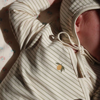 Konges Slojd basic newborn onesie in de variant tea stripe is ideaal voor je baby. Zacht, biologisch katoen met overslag sluiting. Gemakkelijk aan- en uittrekken. Ook leuk als kraamcadeau. VanZus