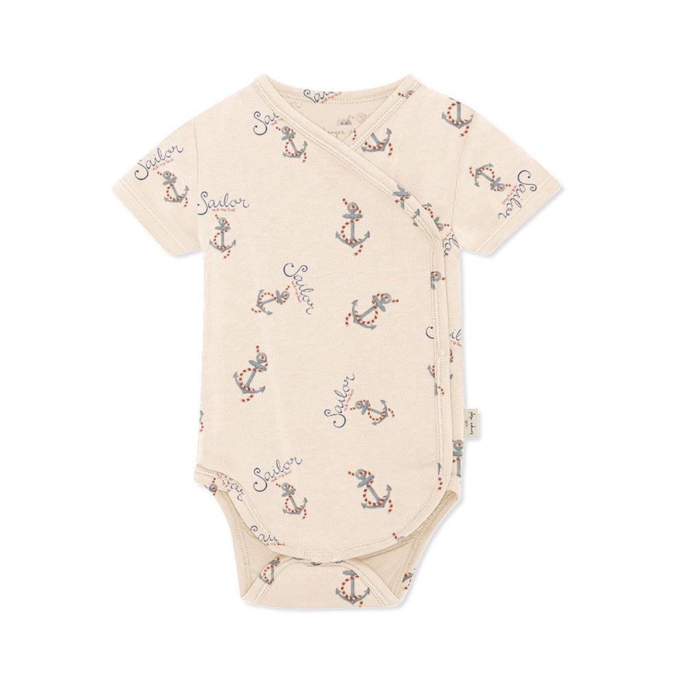 Dit schattige rompertje van het Deense merk Konges Slojd in de variant rock my boat is perfect voor jouw pasgeboren baby. Gemaakt van 95% katoen en 5% elastaan, biedt het een zachte en comfortabele pasvorm. VanZus