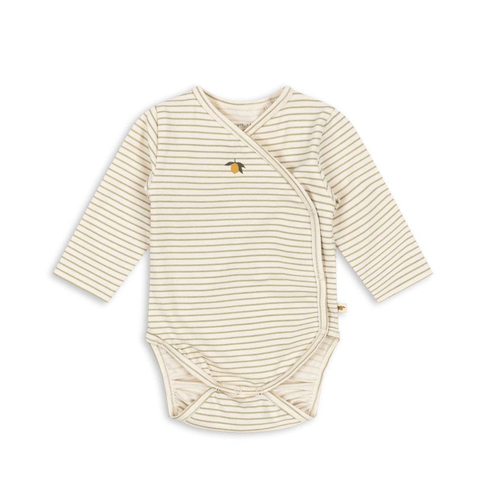 Het basic newborn rompertje in de variant tea stripe in van het merk Konges Slojd is 
 gemaakt van 100% biologisch katoen. Comfortabel en praktisch met overslag sluiting. Perfect voor jouw kleintje! VanZus