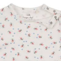Deze leuke brise dé été white onesie van Konges Slojd is een musthave voor ieder kind! Deze schattige onesie is een fijne basic met een schattige bloemenprint. De onesie heeft lange mouwen en is daarom lekker warm. De onesie is makkelijk aan- en uit te doen dankzij de drukknoopjes. VanZus
