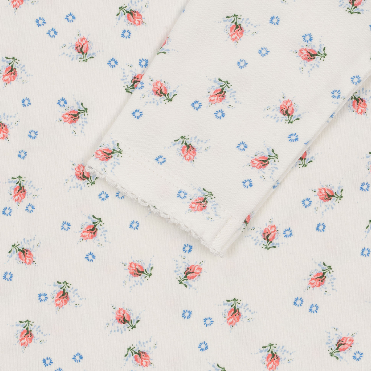 Deze leuke brise dé été white onesie van Konges Slojd is een musthave voor ieder kind! Deze schattige onesie is een fijne basic met een schattige bloemenprint. De onesie heeft lange mouwen en is daarom lekker warm. De onesie is makkelijk aan- en uit te doen dankzij de drukknoopjes. VanZus