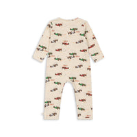 Hoe schattig is deze basic onesie in de kleur grand prix van het merk Konges Slojd? Deze onesie is de ideale basic en kan met allerlei items gecombineerd worden, zoals bijvoorbeeld met een lekker vestje. Maar hij is natuurlijk ook heel leuk op zichzelf, dankzij de schattige print. VanZus