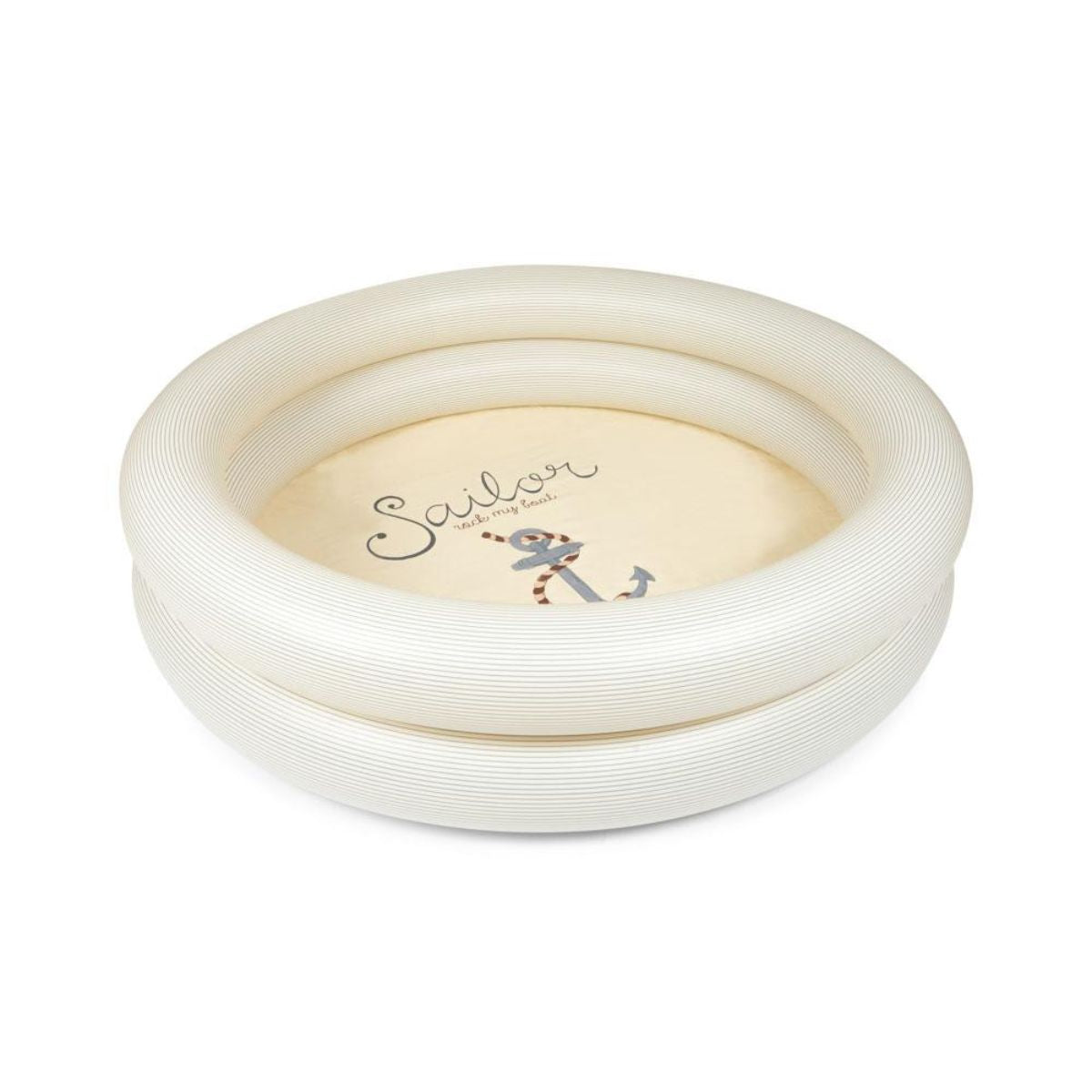 Maak van jouw achtertuin een zwemparadijs met het Konges Slojd basic ring zwembad large in de variant rock my boat! Het is dolle pret met dit stevige zwembadje gemaakt van 100% PVC.Het zwembadje met twee ringen is lekker groot en is dan ook perfect voor op vakantie of voor op warme dagen in de tuin. VanZus
