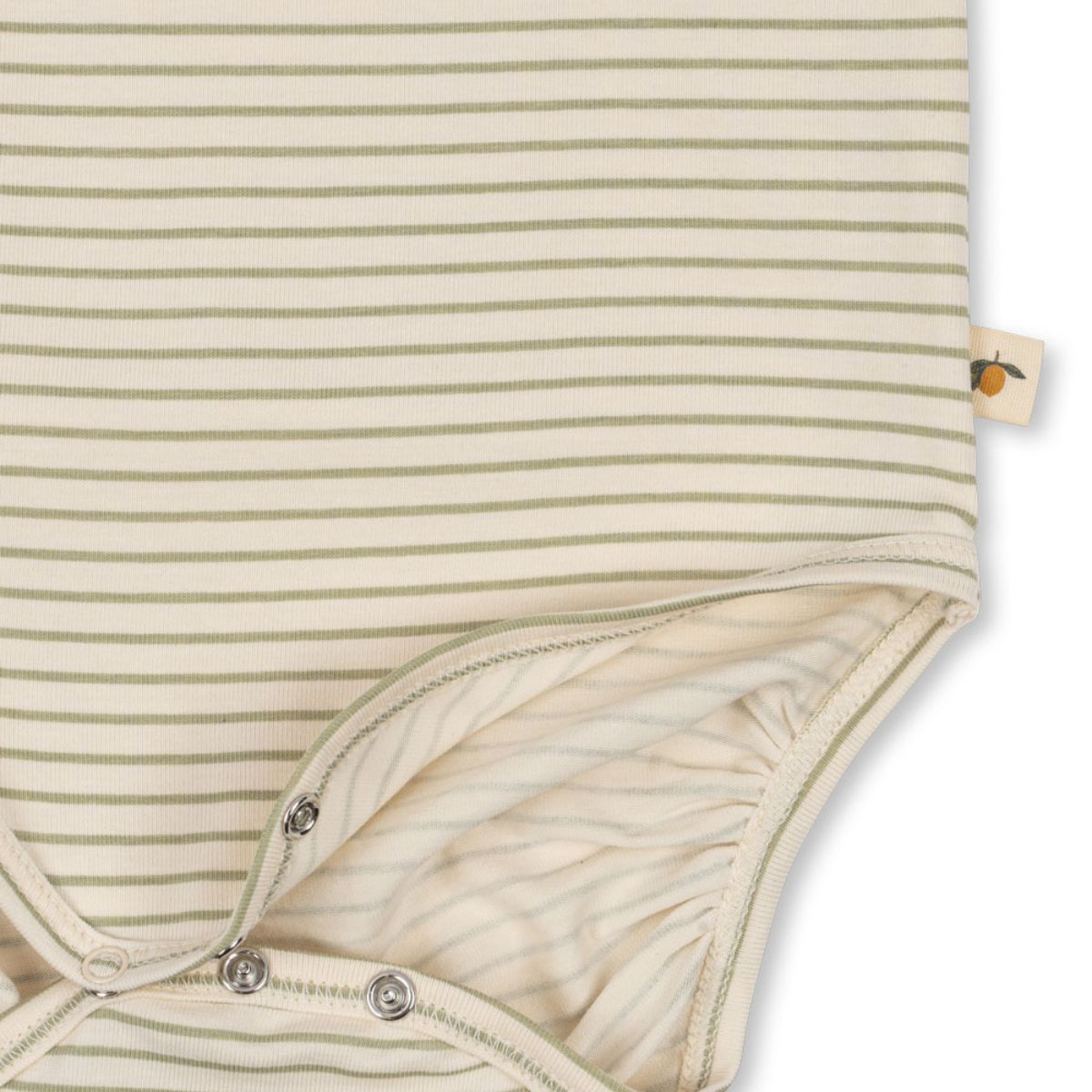 Dit basic rompertje met lange mouwen in de variant tea stripe van het merk Konges Slojd is gemaakt van biologisch katoen en biedt comfort voor je baby. Ideaal voor elke gelegenheid. VanZus