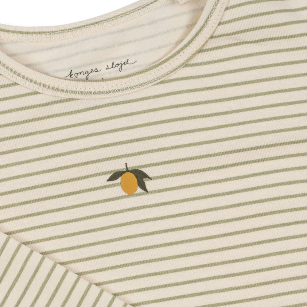 Het basic shirt in de variant tea stripe van het Deense merk Konges Slojd is perfect voor jouw kleintje. Comfortabel en stijlvol met lange mouwen, in neutrale kleur wit. Ideaal voor elke gelegenheid. VanZus