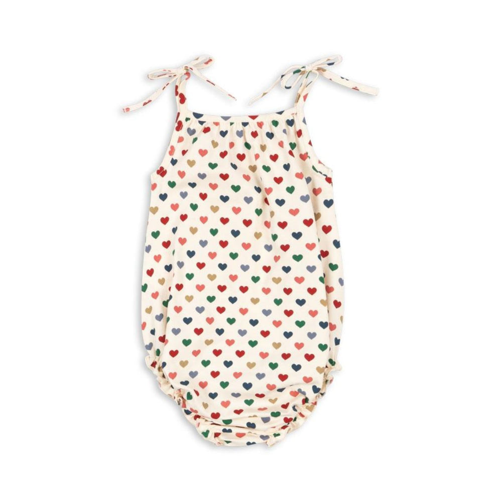 Zeg nu zelf, dit basic strap rompertje in de kleur coeur coloré van het merk Konges Slojd is toch ontzettend lief?! Ideaal voor de warmere zomermaanden! Dit schattige rompertje, in de zachte en neutrale zandkleur, biedt ultiem comfort en bewegingsvrijheid. VanZus