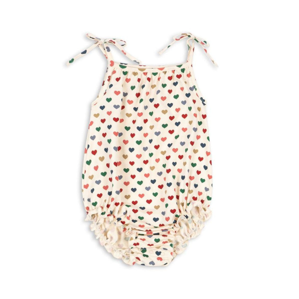Zeg nu zelf, dit basic strap rompertje in de kleur coeur coloré van het merk Konges Slojd is toch ontzettend lief?! Ideaal voor de warmere zomermaanden! Dit schattige rompertje, in de zachte en neutrale zandkleur, biedt ultiem comfort en bewegingsvrijheid. VanZus