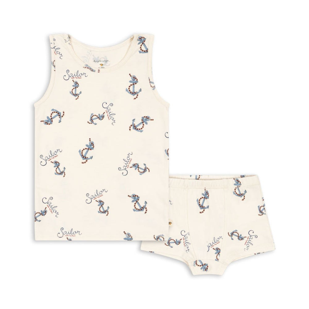 Ben je op zoek naar een fijne ondergoedset voor je kleintje? Dan is deze basic tank ondergoedset in de variant rock my boat van het merk Konges Slojd ideaal! Deze ondergoedset zit ontzettend comfortabel en ziet er ook nog eens heel leuk uit! VanZus