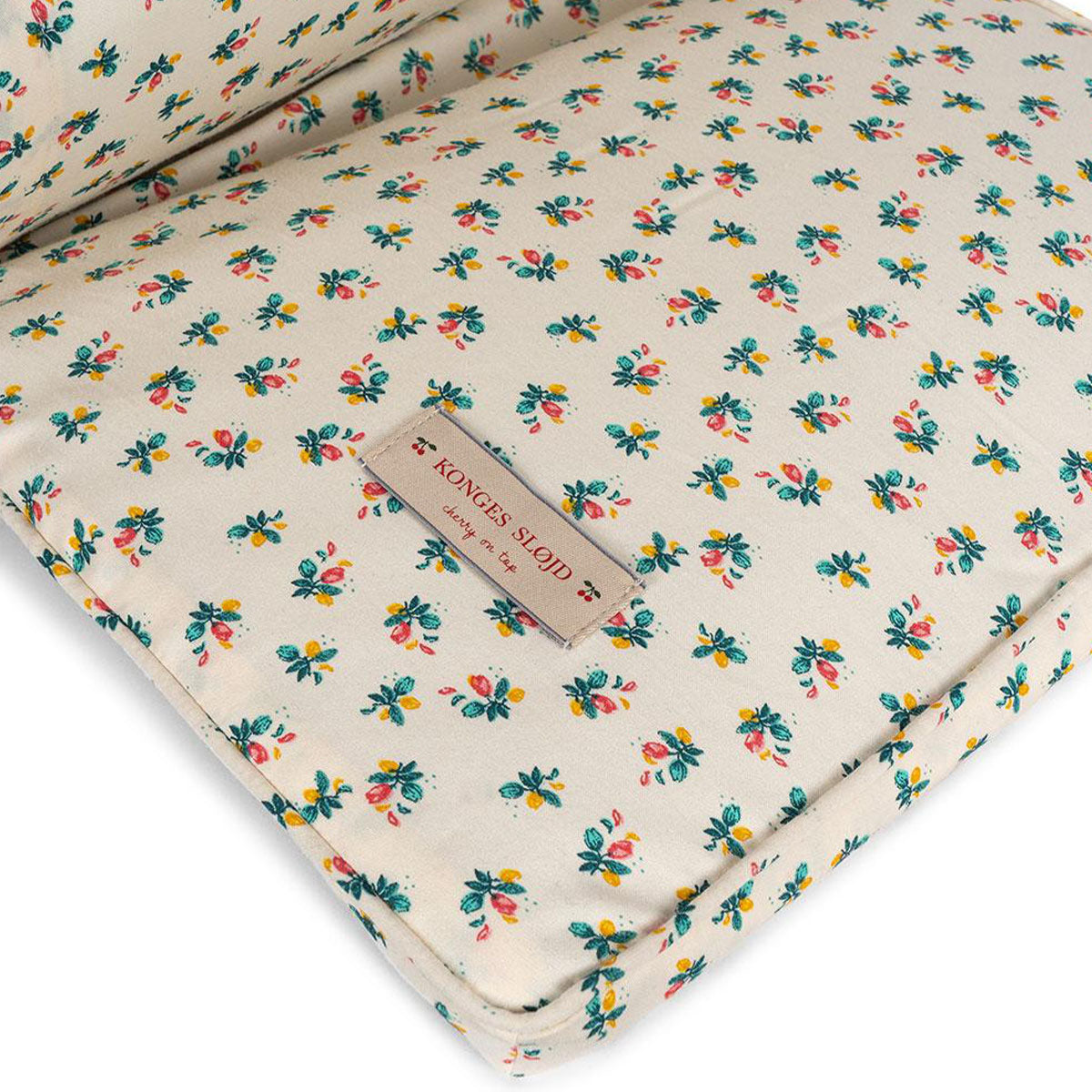 Een ongestoorde nachtrust voor jouw kleintje? Dan is deze bedbumper van Konges Slojd in de print fleur coloré onmisbaar! De bedomrander zorgt ervoor dat jouw kleintje het hoofdje niet bezeert. VanZus