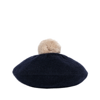 Deze leuke belou beret total eclipse van Konges Slojd maakt de look van jouw dochtertje helemaal af! Deze leuke beret is gemaakt van 100% merino wol, dus heerlijk zacht! Deze beret is de kers op de taart van de outfit van je kleintje. VanZus