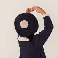 Deze leuke belou beret total eclipse van Konges Slojd maakt de look van jouw dochtertje helemaal af! Deze leuke beret is gemaakt van 100% merino wol, dus heerlijk zacht! Deze beret is de kers op de taart van de outfit van je kleintje. VanZus