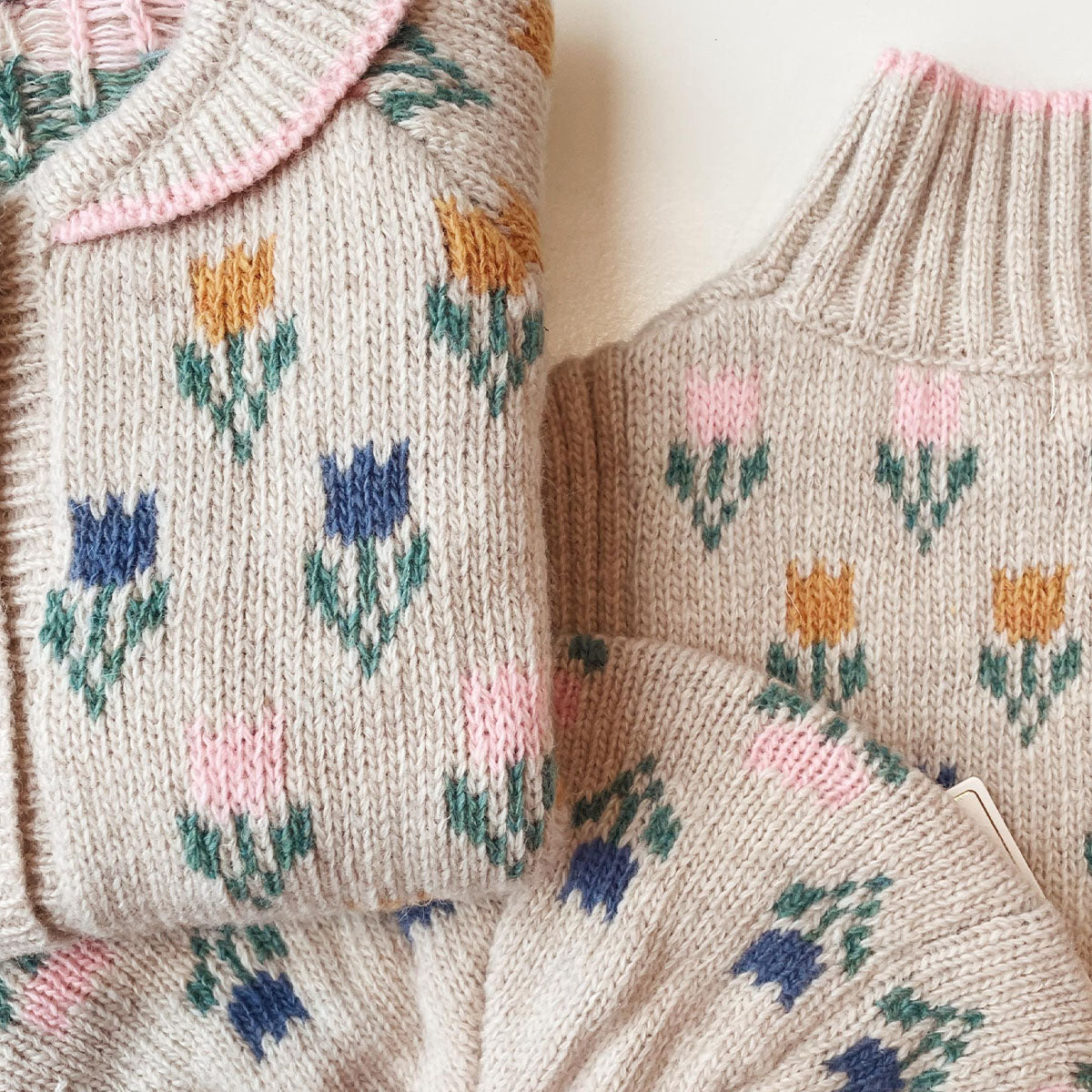 Ben je op zoek naar een nekwarmer sjaal voor je kleintje? Deze leuke belou gebreide nekwarmer in de variant tulipe van Konges Slojd is niet alleen heerlijk warm door de zachte merinowol, maar ziet er ook superschattig uit! VanZus