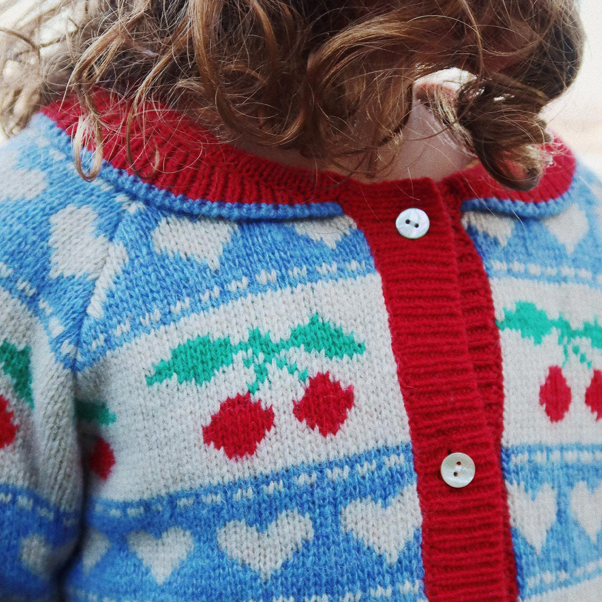 Dit heerlijke vestje is een must have voor in de kledingkast van je dochter. Het Konges Slojd belou gebreid vestje cherry stripe ziet er superschattig uit! Het vestje is ideaal om te combineren met een fijne spijkerbroek of een schattig rokje. VanZus