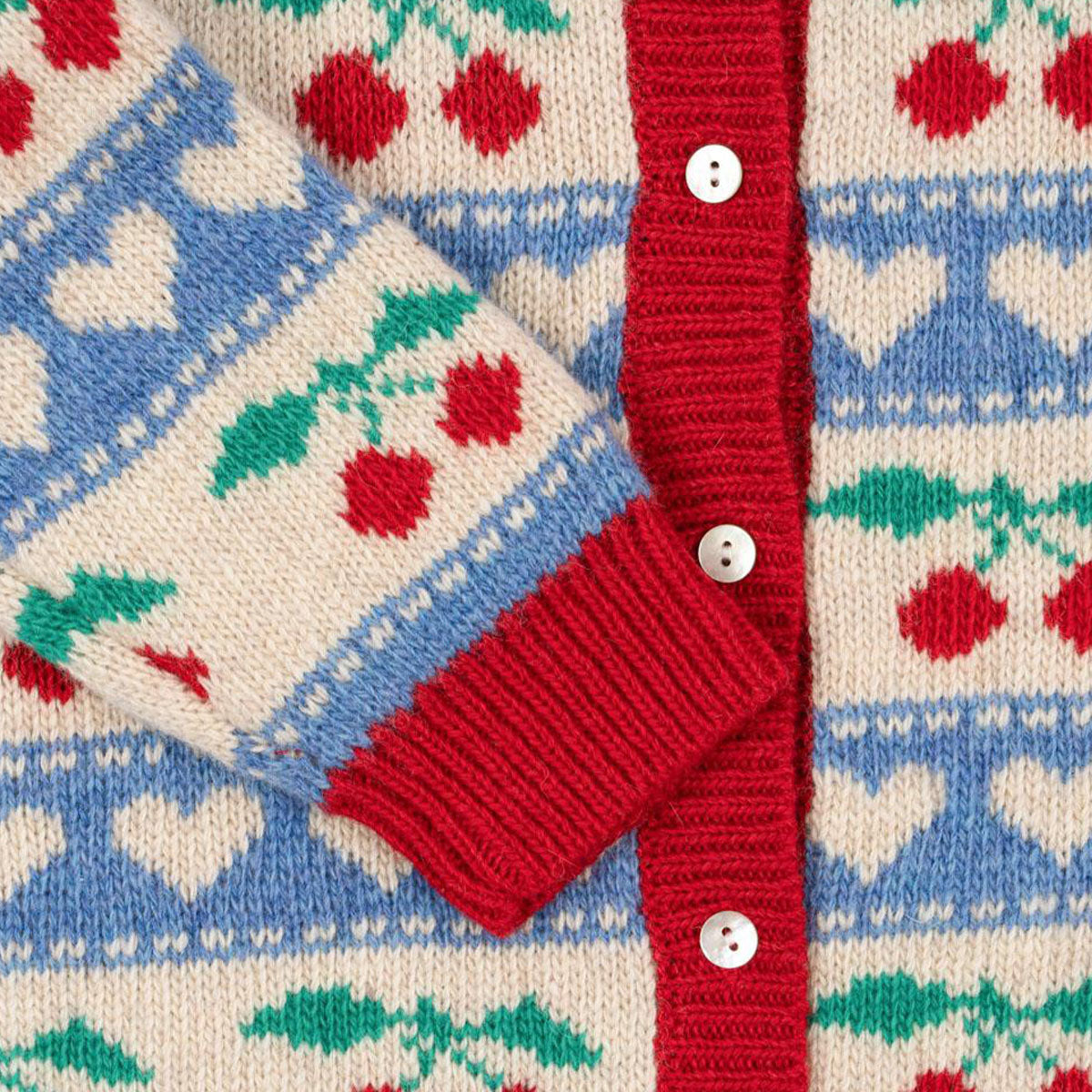 Dit heerlijke vestje is een must have voor in de kledingkast van je dochter. Het Konges Slojd belou gebreid vestje cherry stripe ziet er superschattig uit! Het vestje is ideaal om te combineren met een fijne spijkerbroek of een schattig rokje. VanZus