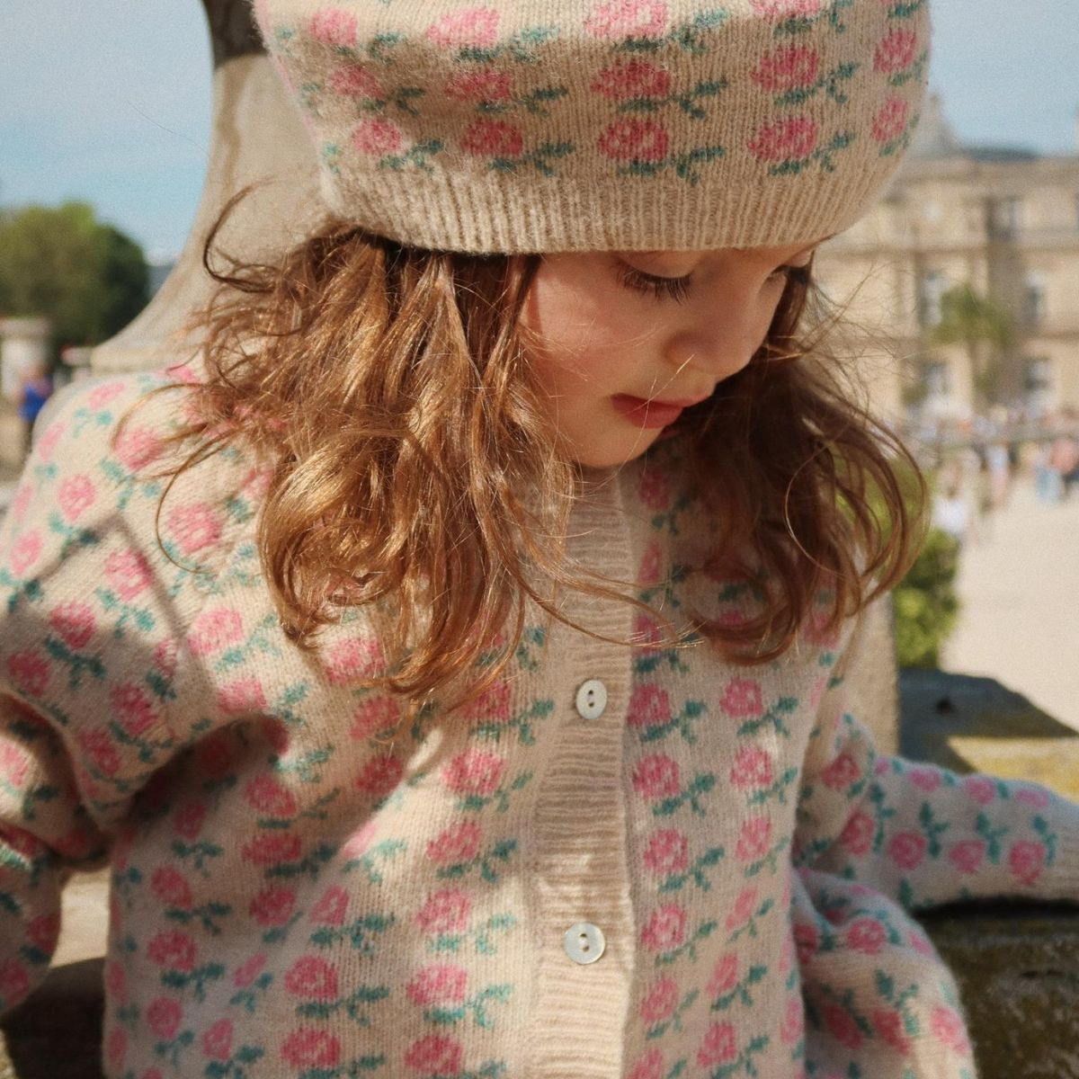 Het belou knit vestje rose van het merk Konges Slojd is gemaakt van 60% merinowol. Een heerlijk zacht, stijlvol en comfortabel gebreid vest. Perfect voor elke gelegenheid. VanZus